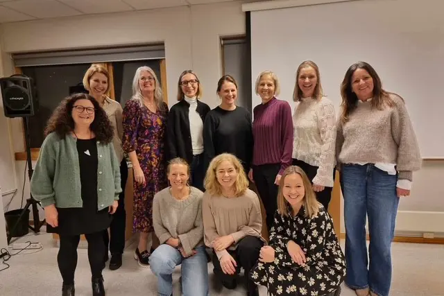 En gruppe mennesker som poserer for et bilde