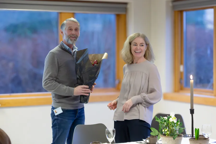 En mann og en kvinne som holder en bok