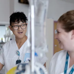 En lege som snakker med en pasient