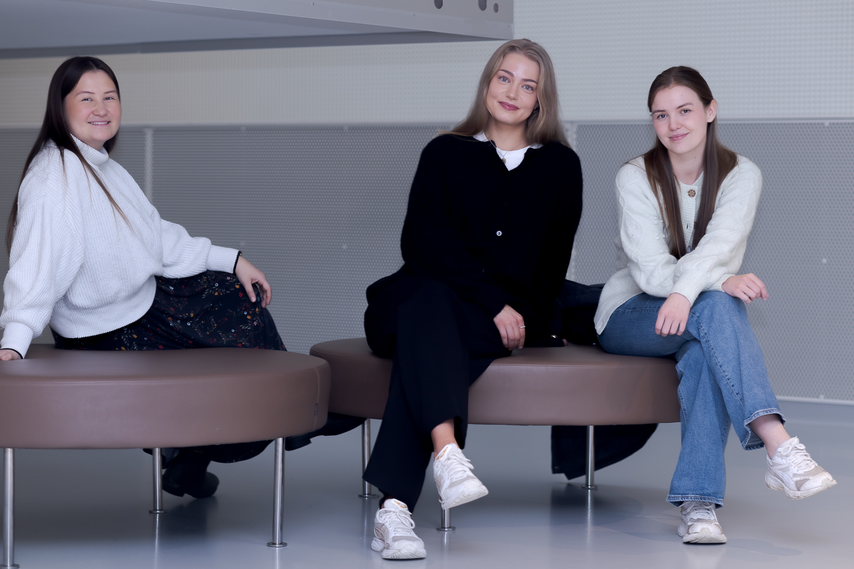 En gruppe kvinner som sitter på stoler