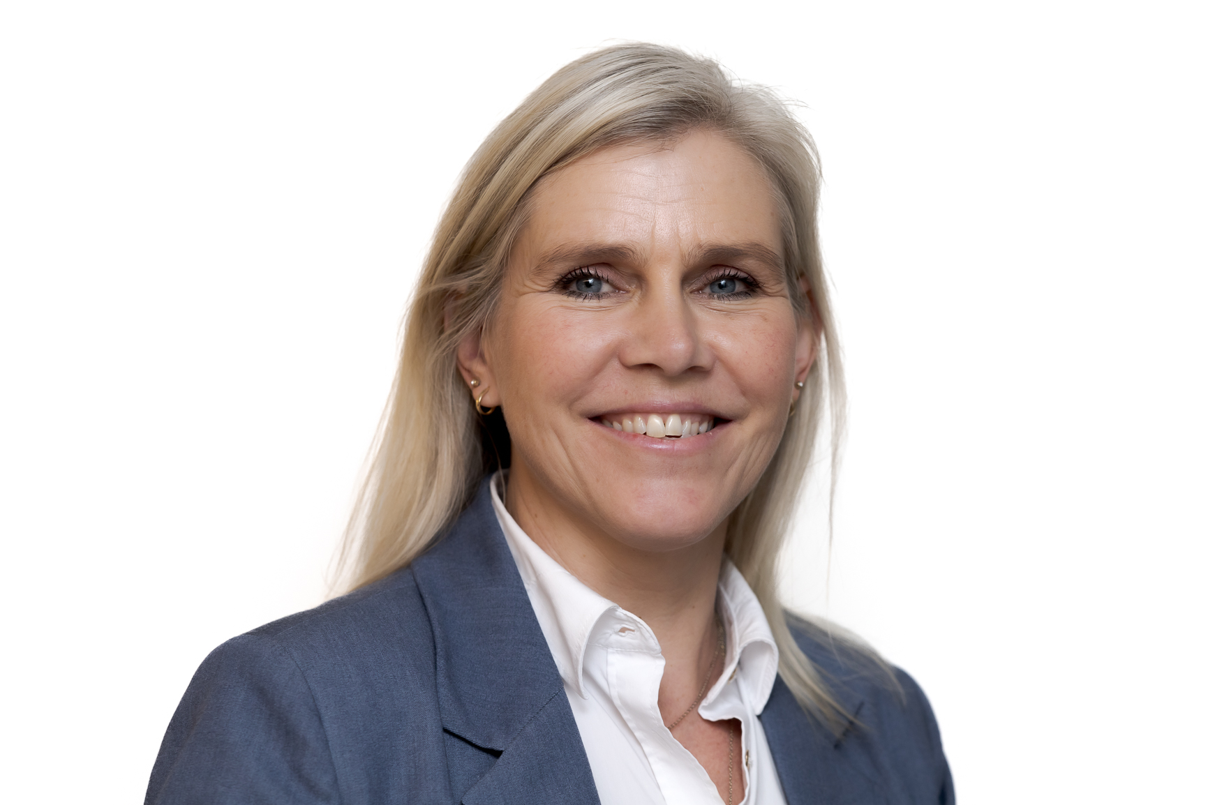 Et nærbilde av en smilende person