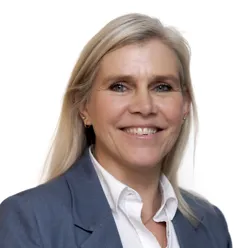 Et nærbilde av en smilende person