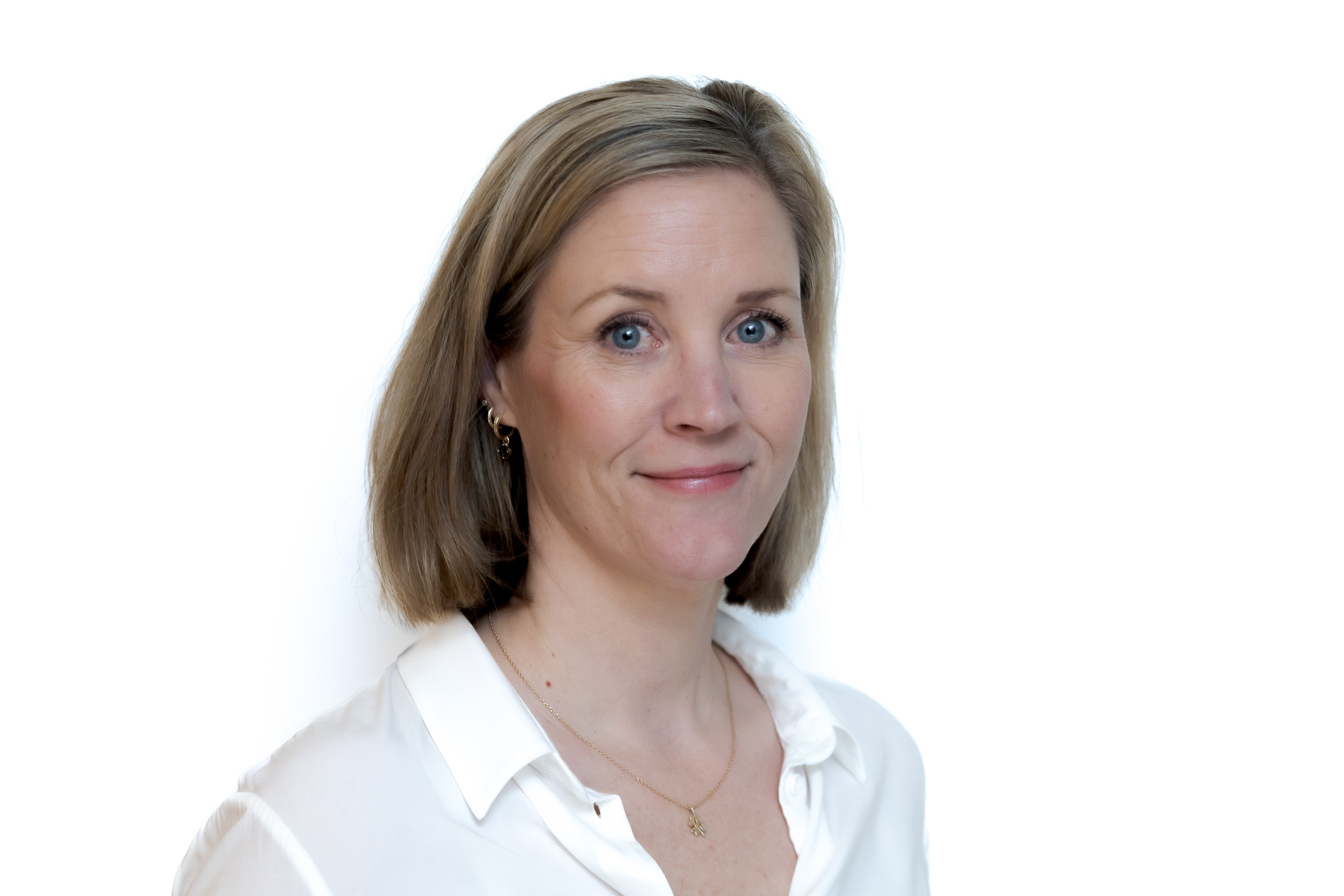 En kvinne med kort hår