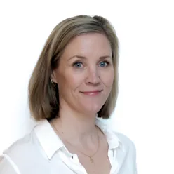 En kvinne med kort hår