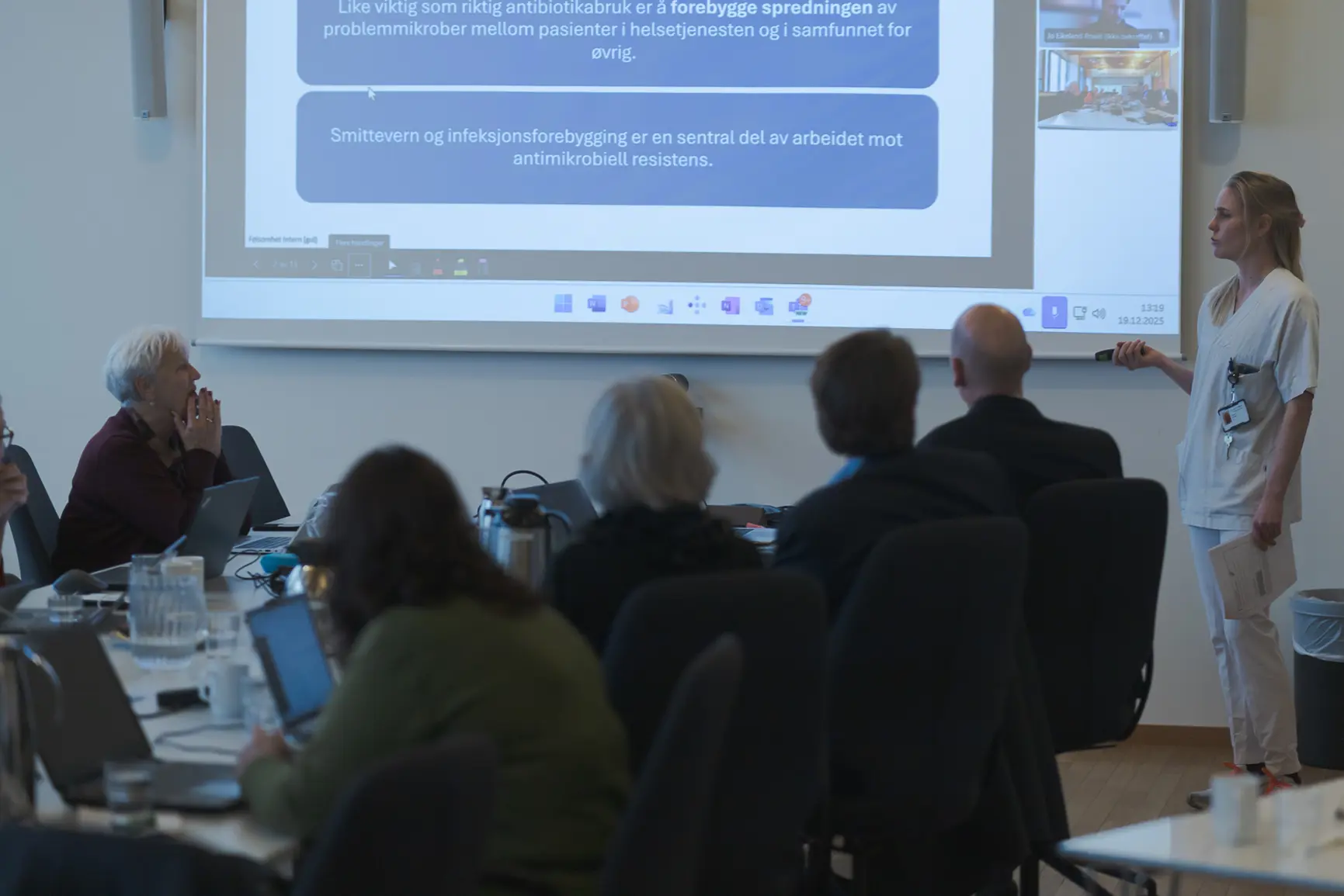 En person som holder en presentasjon