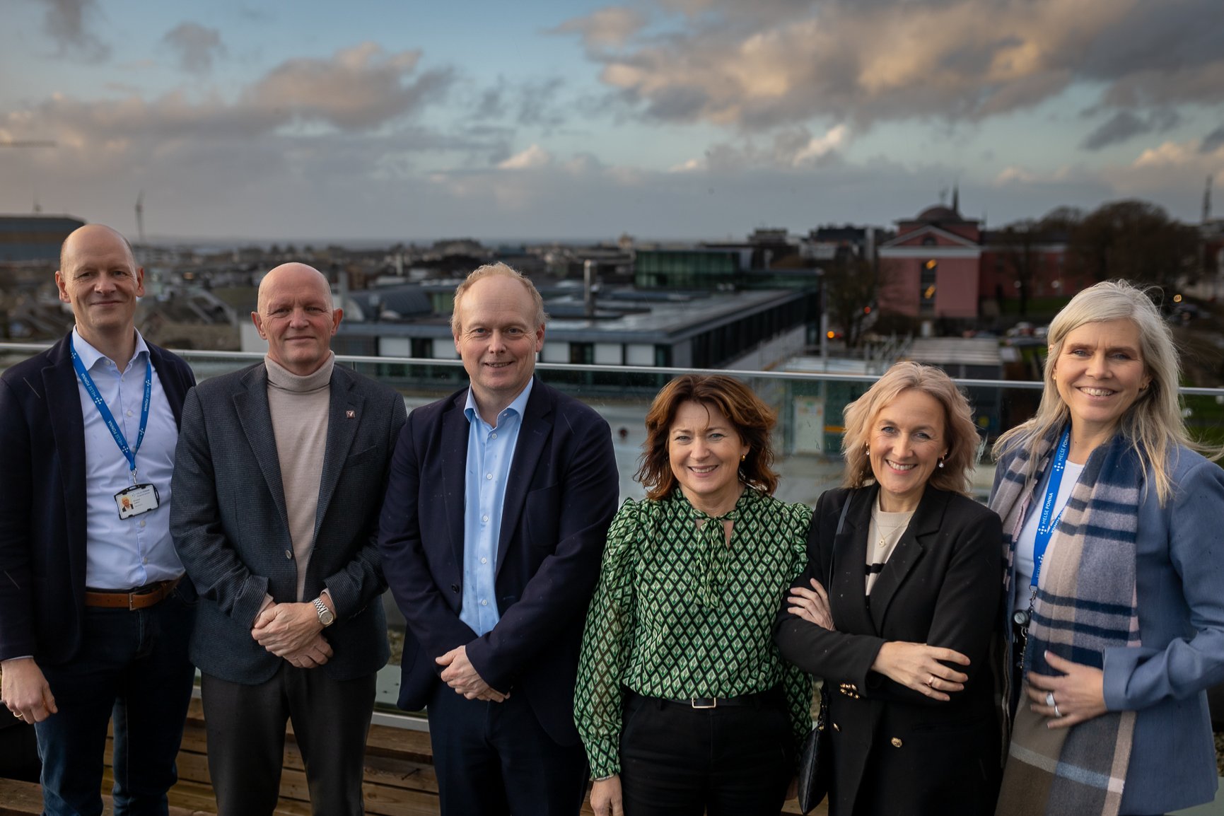 En gruppe mennesker som poserer for et bilde