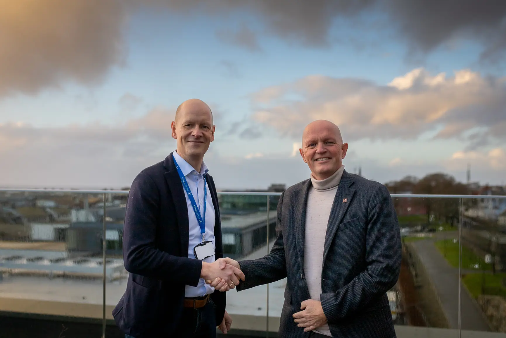 To menn som håndhilser